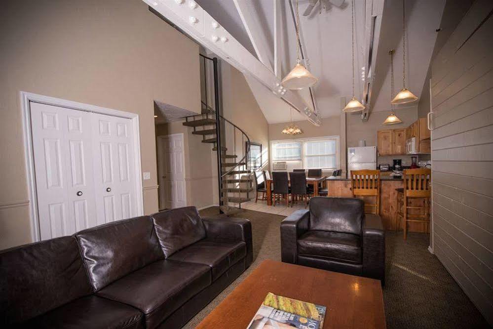 Hotel Sweetwater Lift
